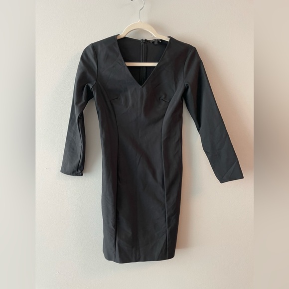 Theory Dresses & Skirts - Theory Black V-Neck Black Structured Long Sleeve Sheath Sleek Dress Womens Sz 2